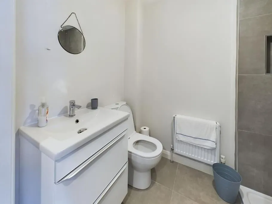1 Bed 1 Mile From City Centre Belfast 0*,  Storbritannien